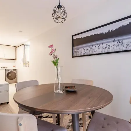 Beautiful Bright 3bd15bath Central House! #345
